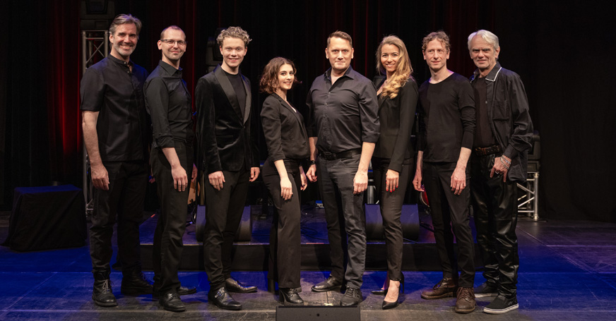 Musical Unplugged 17 – free voices, one piano! V.l.n.r.: Ulrich Allroggen, Ronald Sedlaczek, David Mannhart, Celine-Denise Unden, Florian Schtzenhofer, Denise Schrenzer, Matthias Kempf und Ulrich Ber