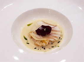 Steckrbe mit Schnittlauch, Dashi Beurre Blanc und Karpfenkaviar